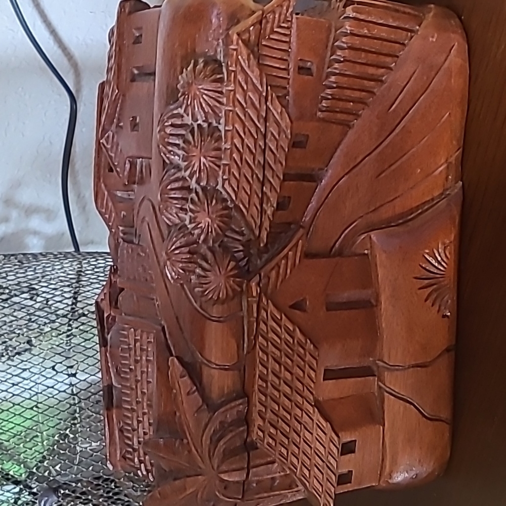 Honduras Mahogany Carved Box - Picture 7 of 7